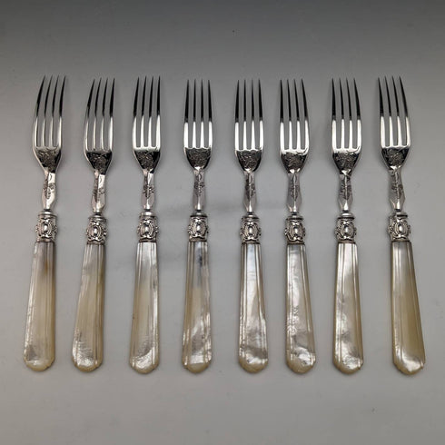 1870 年左右英國古董白色珍珠貝柄甜品餐具 8 對套裝木盒裝